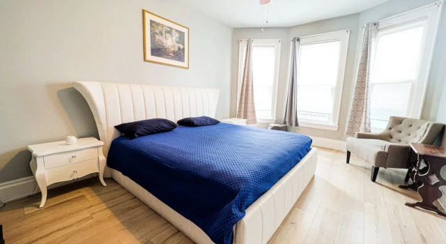THE 1023 With Private Yard & Parking, Near Falls & Casino by Niagara Hospitality, Забронировать Дом для отпуска Коттеджи Ниагара Фолс, рядом с Круиз Maid of the Mist, Коттедж
