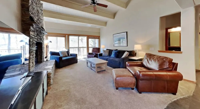 Beautiful Mountainside 4 BR Plus Loft/4 Bath Home in Mammoth! by RedAwning