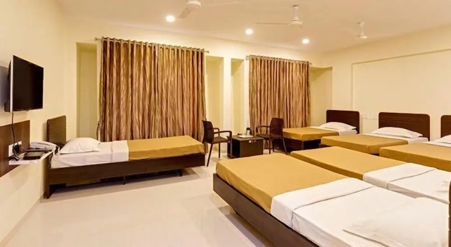 Кровать в общем номере Hotel Galaxy Inn Kolhapur