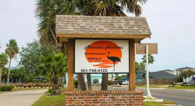 AH-G224 Remodeled Second Floor Condo, Shared Pool & Hot Tub, Near Marina