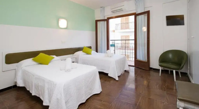 Двухместный номер Standard с балконом Hostal Alicante