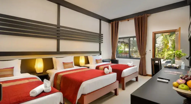 Трёхместный номер Deluxe с балконом Reveal Angkor Hotel