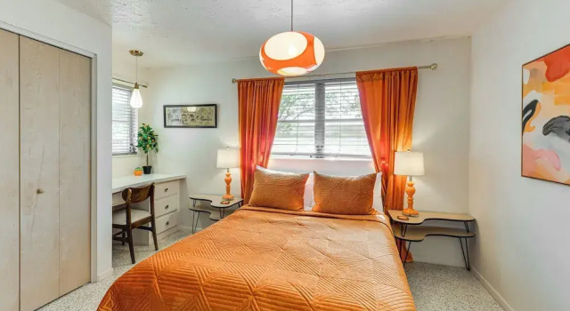 Lanai & Pet Friendly! Retro-chic Sarasota Home!
