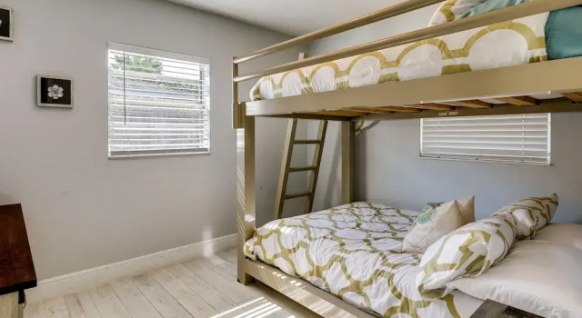 Коттедж Tampa Home w/ Patio - 1 Mi to Busch Gardens!