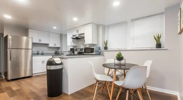 Апартаменты Mid Century Gem Comfort, Close to Train 3bd