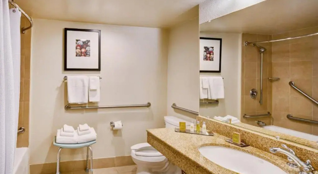 Номер Standard DoubleTree by Hilton Hotel Berkeley Marina