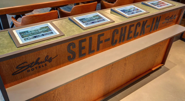 Schulz Hotel Berlin Wall at the East Side Gallery, Buchen Sie Hotel Friedrichshain-Kreuzberg Berlin, in der Nähe von Leviathan Mural