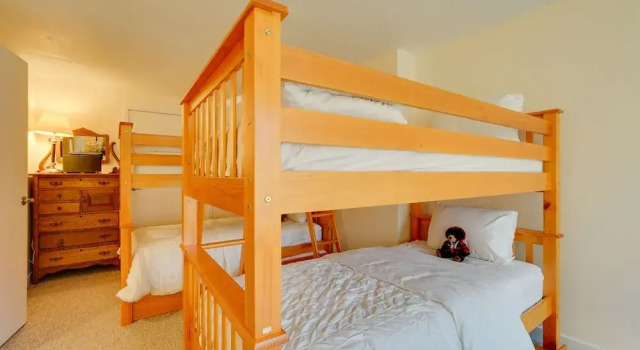 Sunny Stratton Townhome ~ 1 Mi to Skiing!, 预订 酒店 斯特拉顿山 绿山山脉