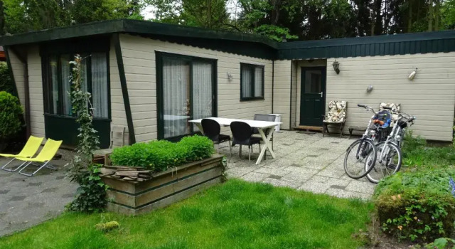 Коттедж COZY & SPACIOUS PLACE ON A QUIET SPOT IN THE MIDDLE OF THE NETHERLANDS with free use of 2 womens and 2 mens bikes plus child seat
