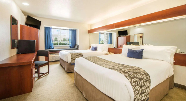 Четырёхместный номер Standard Microtel Inn & Suites by Wyndham Miami