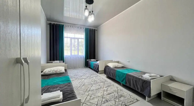 Четырёхместный полулюкс Comfort Guest House Dastan (Гостевой дом Дастан)