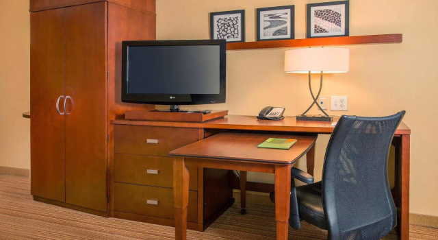 Courtyard Charlotte Concord, Забронировать Отель Конкорд Северная Каролина