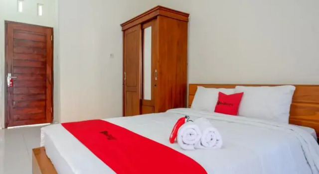 RedDoorz near Mertasari Beach 2, Забронировать Отель Денпасар Denpasar Municipality