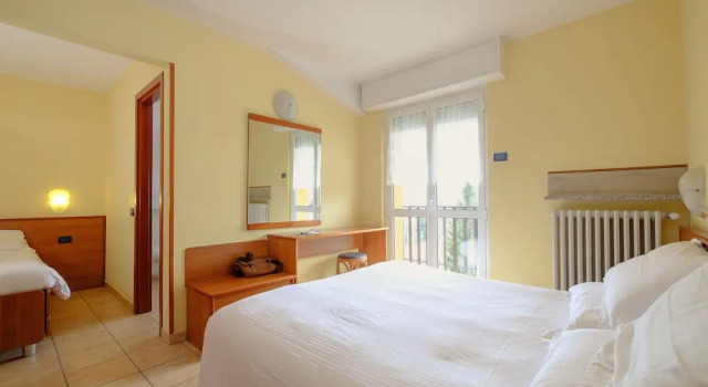 Двухместный номер Deluxe c 1 комнатой с балконом и с видом на горы Albergo Moderno & Spa