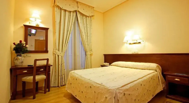 Hostal Silserranos, Забронировать Отель Шамбери Мадрид, рядом с Monumento a los Caídos por España