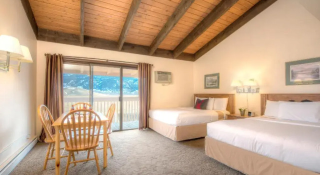 Четырёхместный номер Deluxe с балконом Elk Refuge Inn