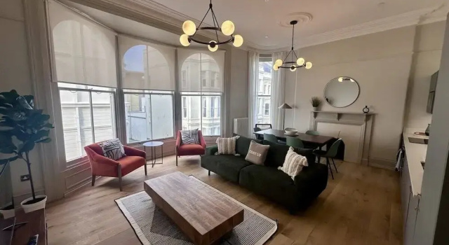 Hytte Elliott Terrace by Pureserviced.