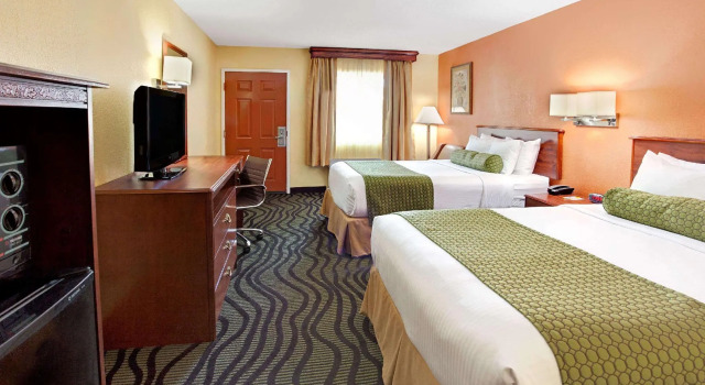 Четырёхместный номер Standard Days Inn by Wyndham Acworth