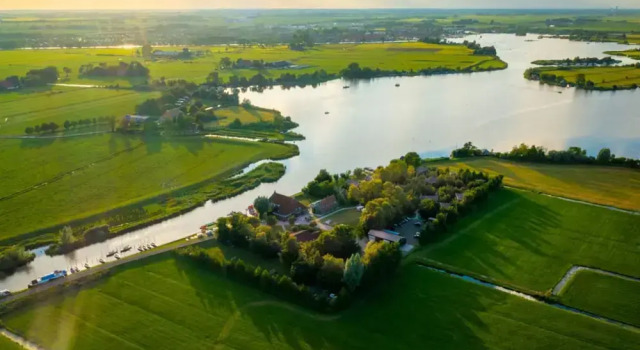 Коттедж Swarm - 3 Waterlodges Naast Elkaar in Friesland