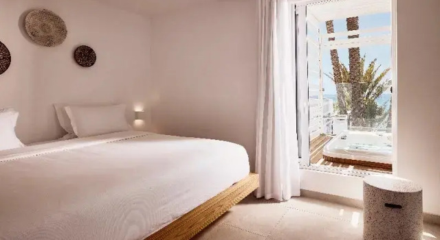 Полулюкс с балконом и с красивым видом из окна Kantouni Beach Boutique Hotel