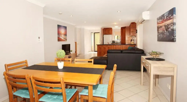 Коттедж Oomoo 27 - Four Bedroom Townhouse - Close to Beaches!