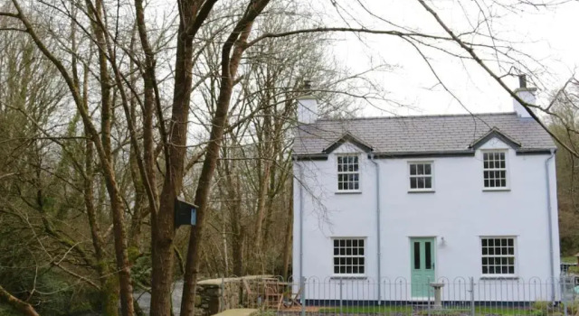 Коттедж с 2 комнатами Riverside cottage walking distance into Caernarfon