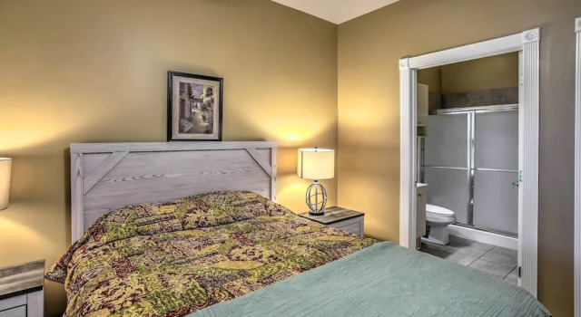 Family-friendly Myrtle Beach Condo Near Beach, Забронировать Апартаменты/квартира Отели Миртл-Бич с парковкой, рядом с PineHills Palmetto at Myrtlewood Golf Club, Парковка
