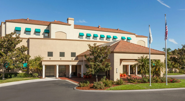 Embassy Suites by Hilton Temecula Valley Wine Country, Забронировать Отель Отели Темекула 3 звезды, рядом с Любительский театр в Старом городе Темекулы, 3*