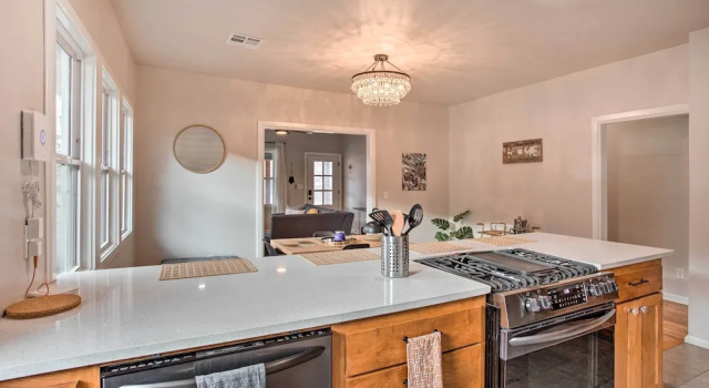 Коттедж Charming Downtown Home w/ Updated Interior!