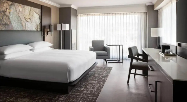 Номер Standard с видом на город Monterey Marriott