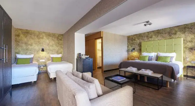 Четырёхместный семейный номер Deluxe с балконом Van der Valk Hotel Saint-Aygulf