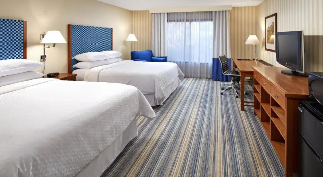 Четырёхместный номер Standard Four Points by Sheraton Bakersfield