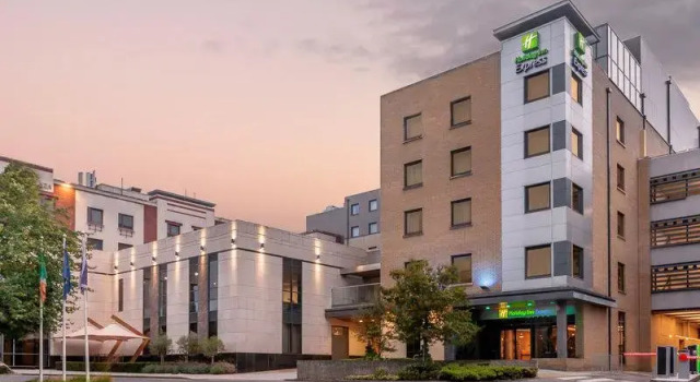 Кровать в общем номере Holiday Inn Express Hotel Dublin Airport by IHG