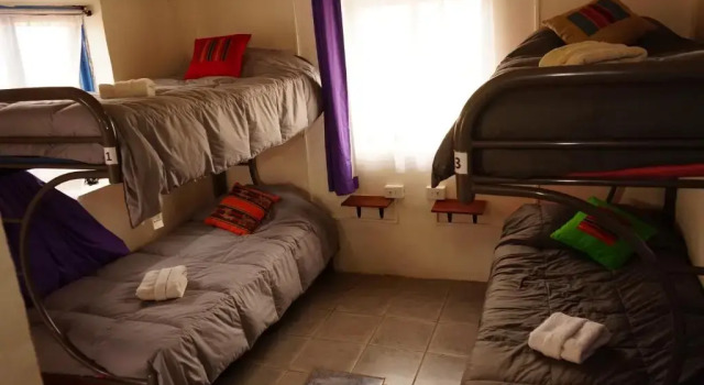 Кровать в общем номере Hostal Mamatierra