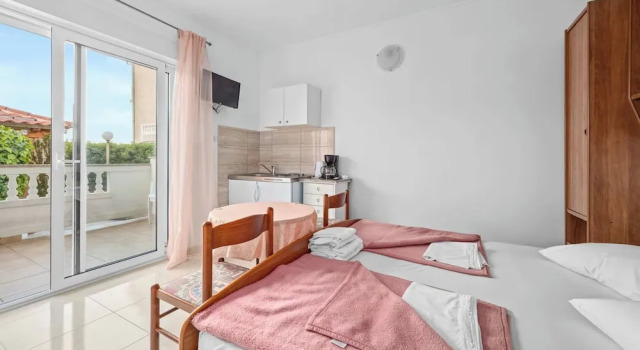 Beautiful Studio Apartment Near Sandy Beaches, Varaa Huoneisto Rab 