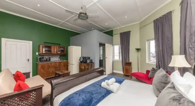 Central and Cosy 1 BD Studio Apartment in Woodstock, Забронировать Апартаменты/квартира Отели Cape Peninsula с парковкой, Парковка