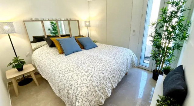 Magnificent 82m With Terrace And In Front Of Sea