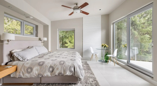Люкс с балконом Pointhouse Suites On Sargeant Bay