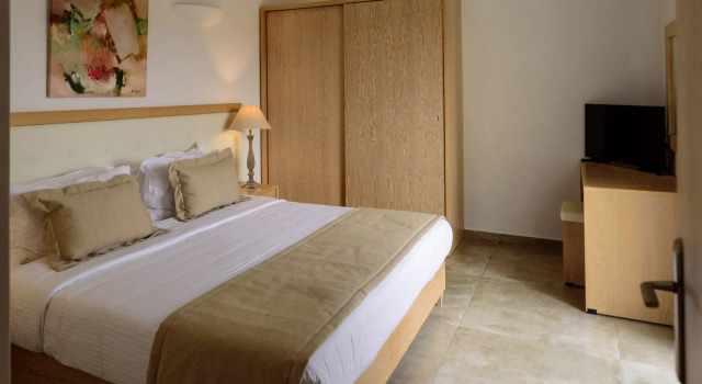 Aliter Suites, Забронировать Гостевой дом Тира Santorini Caldera, рядом с Пляж Вурвулос