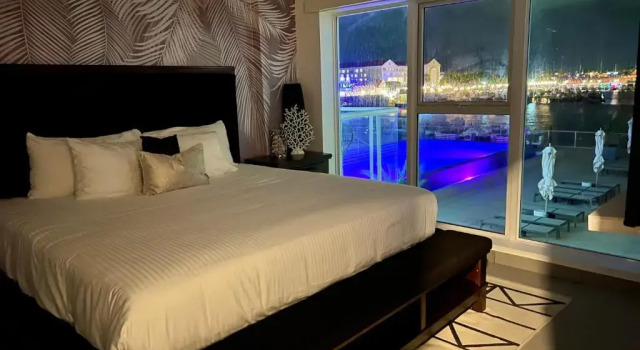 Breathtaking 2 Bedroom Apartment with Harbor View