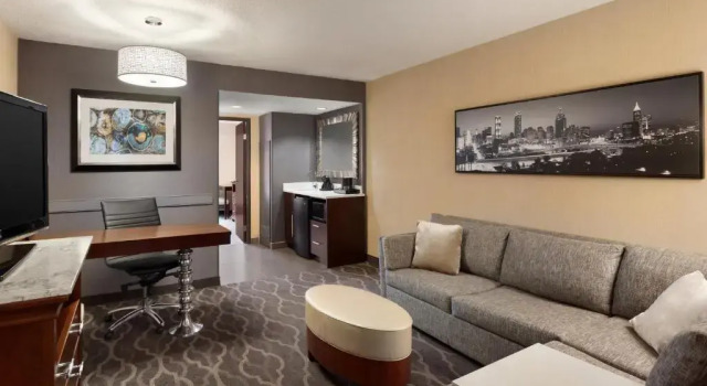 Люкс с красивым видом из окна Embassy Suites by Hilton Atlanta Airport