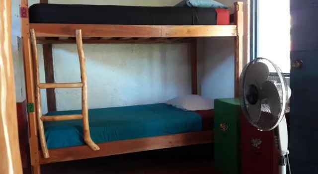 Кровать в общем номере La Urraca Loca Hostel