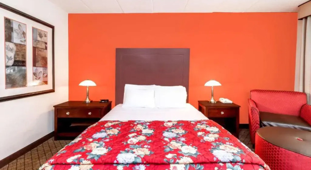 Suite Ramada by Wyndham Lansing Hotel & Conference Center