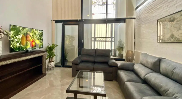Tr3 aparcamiento incluido familias loft almirante, Забронировать Отель Отели Севильи с парковкой, рядом с Музей Pabellon de la Navegacion, Парковка