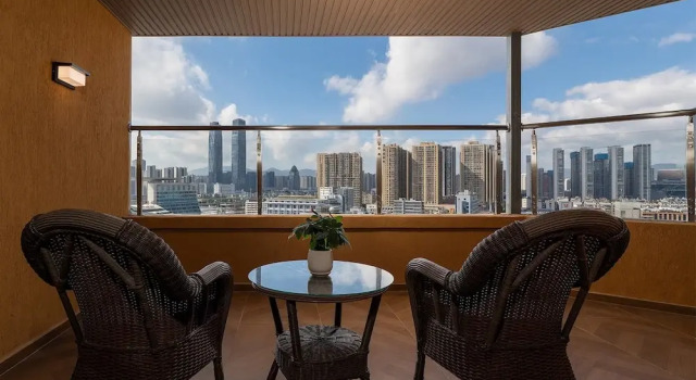 Трёхместный номер Standard с балконом Holiday Inn Express Kunming Railway Station by IHG