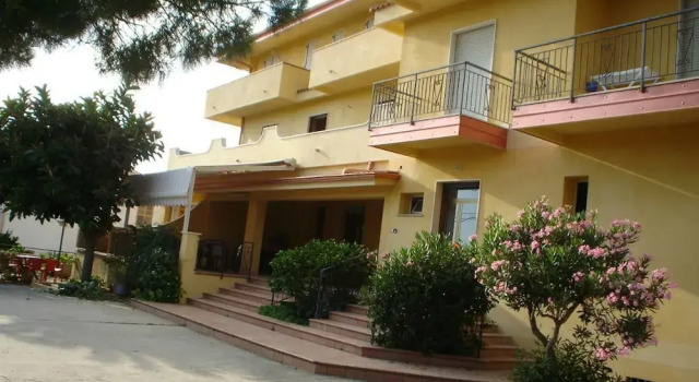 Residenza Laura Casa Vacanze Capo Vaticano, Varaa Hotelli Brivadi 