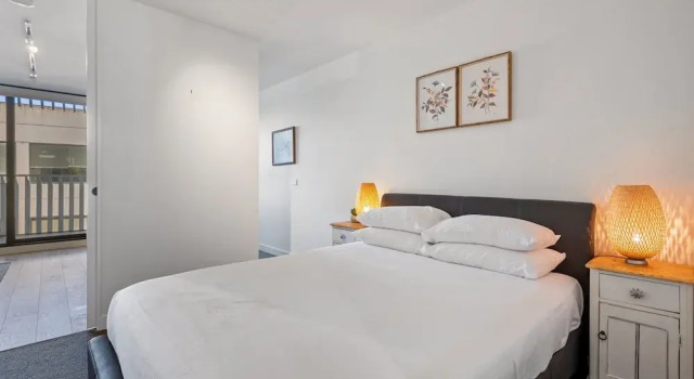 Sleek South Melbourne Pad, 1-bed by Albert Park, Book Apartment South Melbourne Melbourne, near Royal Botanic Gardens Melbourne