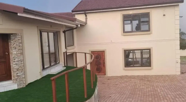 Beautiful 4 Bedroom Home in Durban North, Забронировать Отель Отели Glen Ashley с парковкой, Парковка