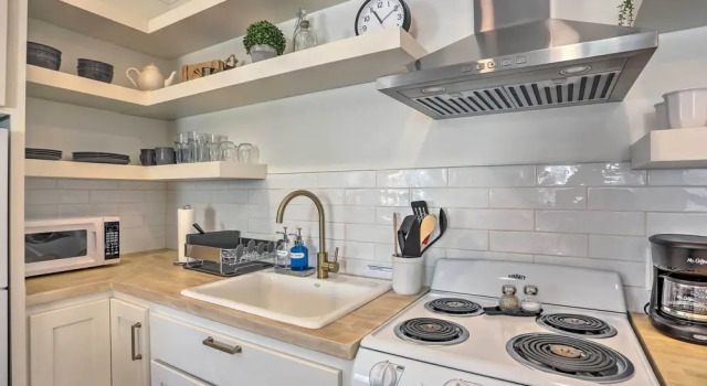 Апартаменты Centrally Located Studio 3 Mi From Downtown!