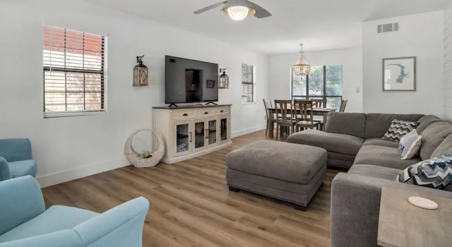 Коттедж с видом на сад 3 Minutes to 30A Beaches; Pretty in Pink Seagrove Home